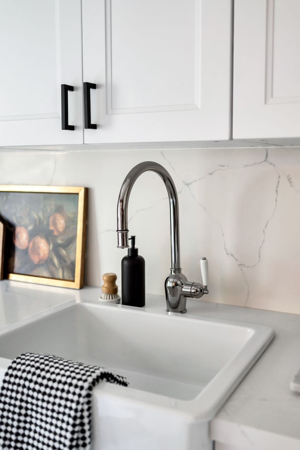 Farmhouse sink and quartz backsplash detail in the kitchen at 10-765 Oklahoma Dr, Pickering