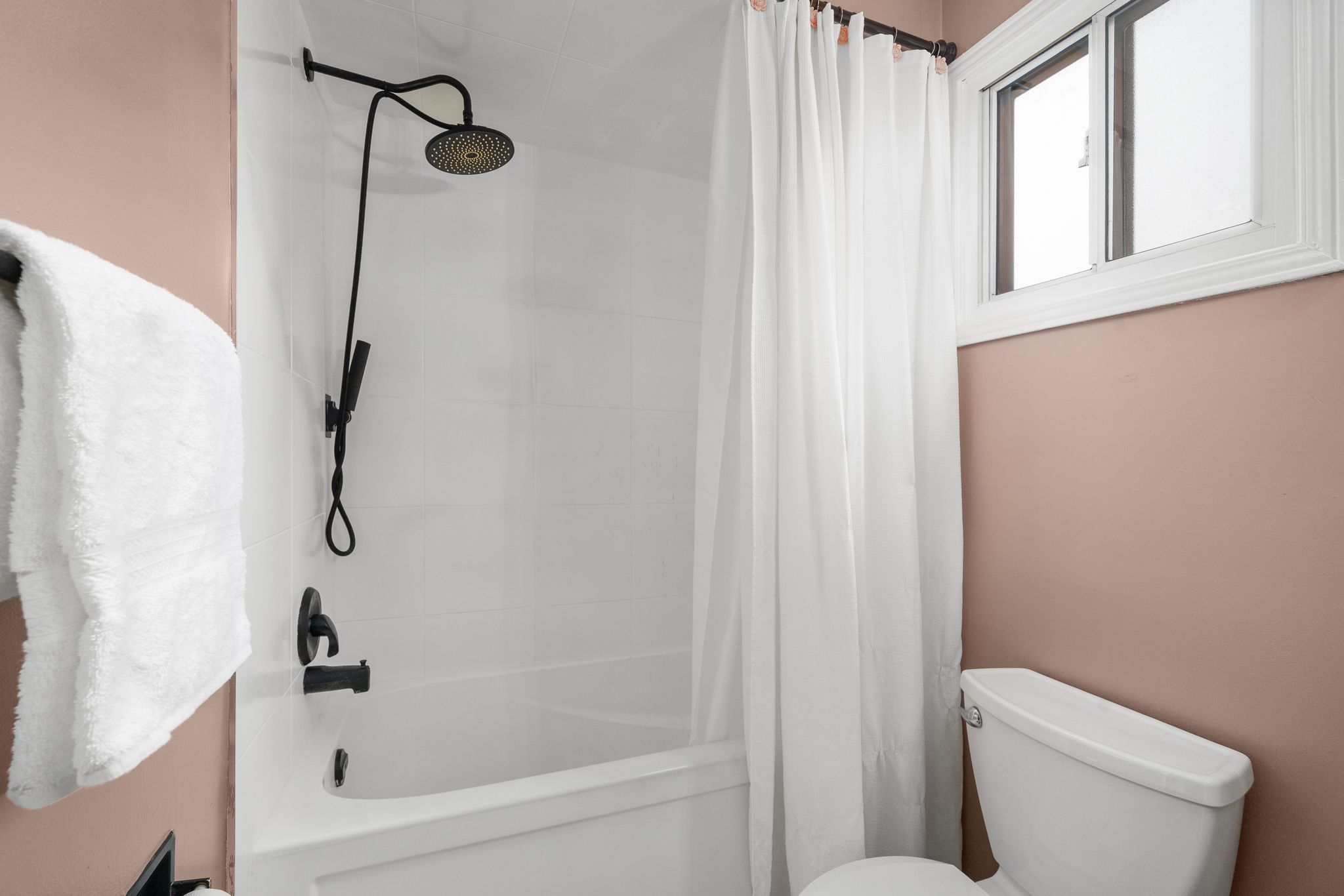 Upper bathroom shower and tub at 10-765 Oklahoma Dr, Pickering