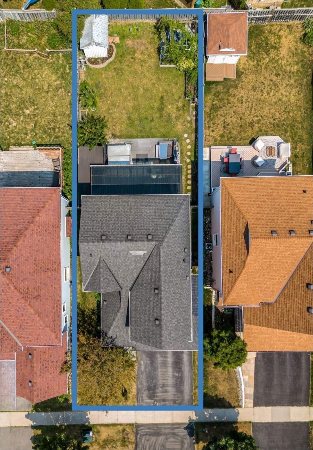 Aerial lot line overlay of 1509 Grandview Street North, Oshawa, showing the property boundaries