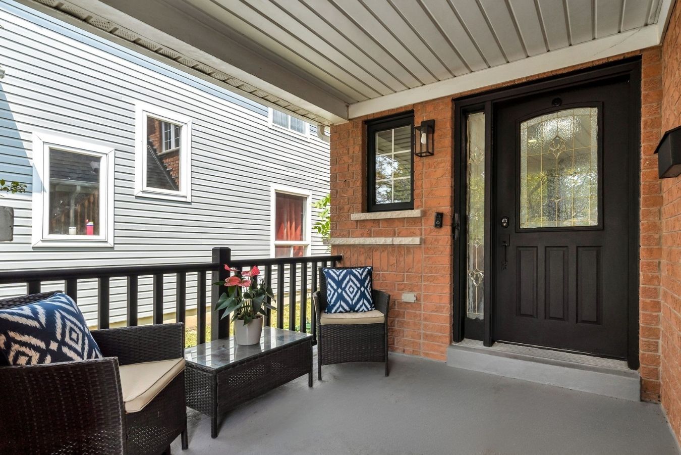 Front covered porch at 1509 Grandview Street North, Oshawa