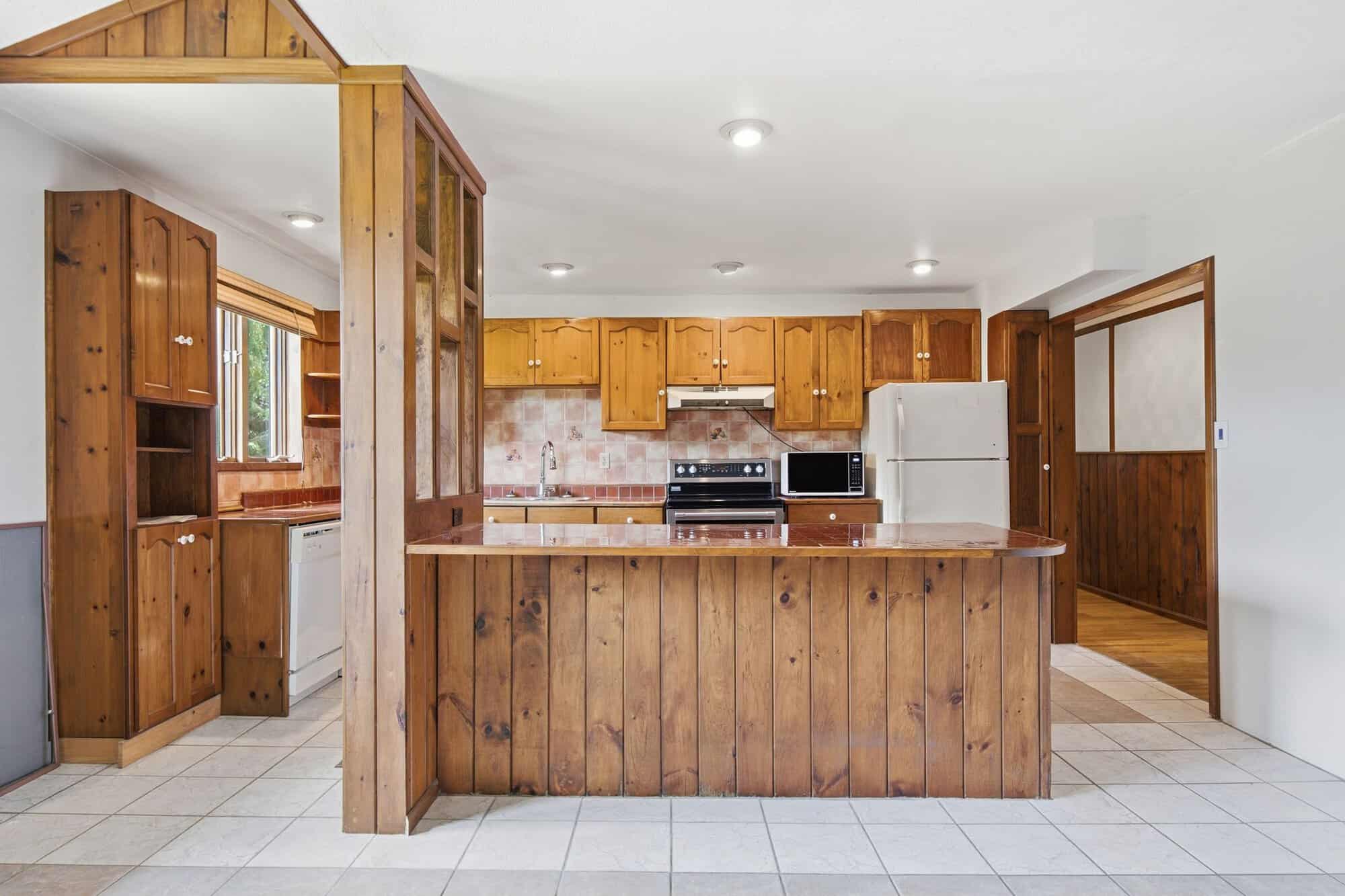 Kitchen island at 17 Ontoro Blvd, South East Ajax