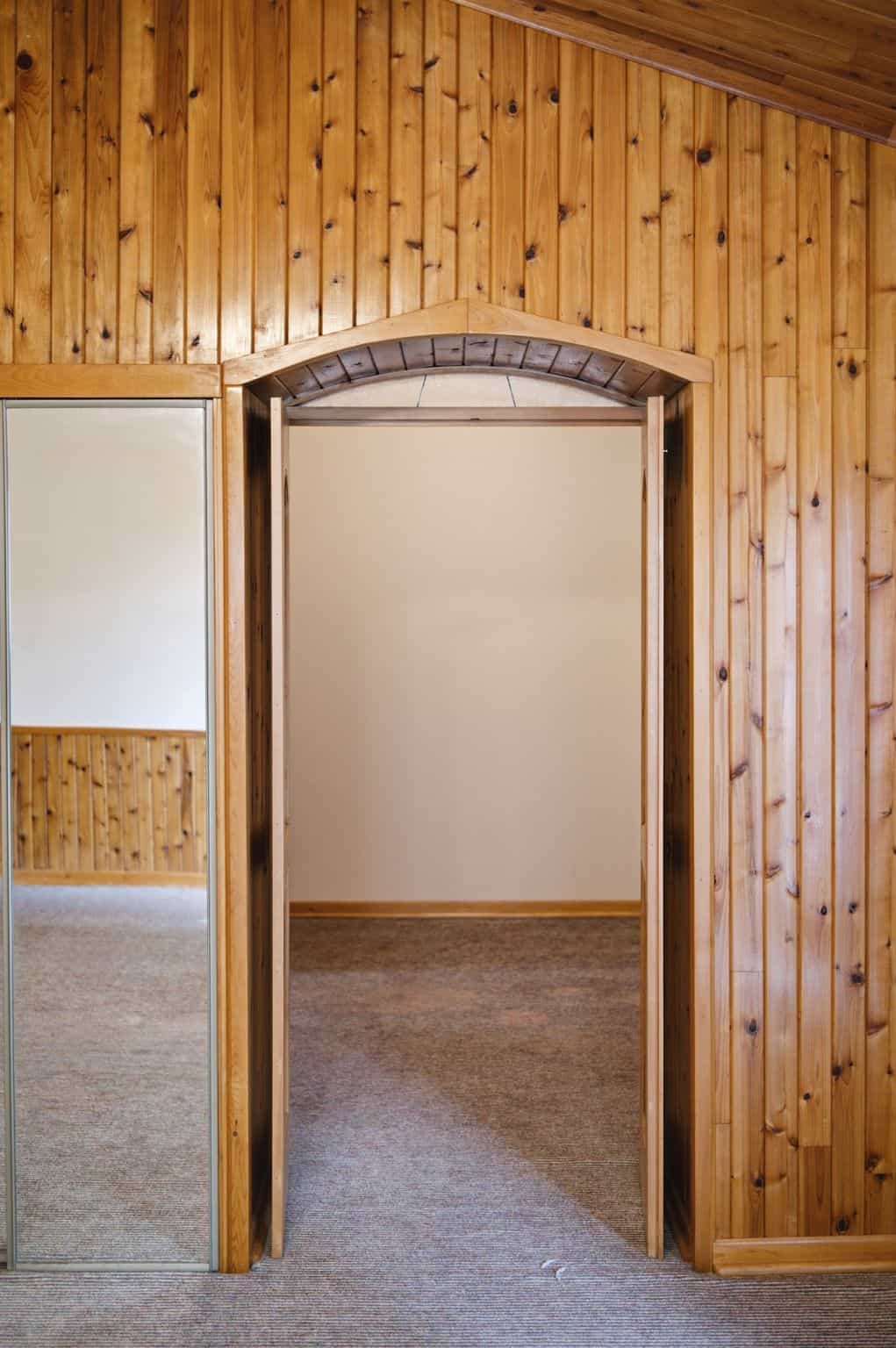 Archway leading to the primary suite sitting room at 17 Ontoro Blvd, South East Ajax