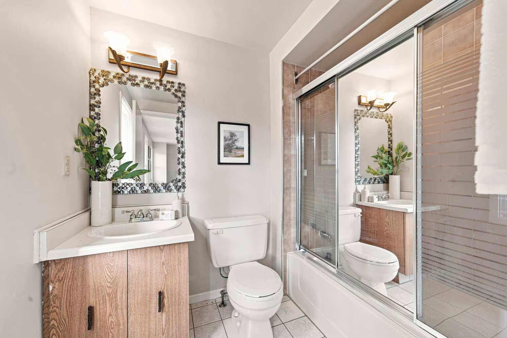 4-piece ensuite off the primary bedroom at 22 Kipling Cres, South Ajax, listed by Laura McBride, Ajax REALTOR®
