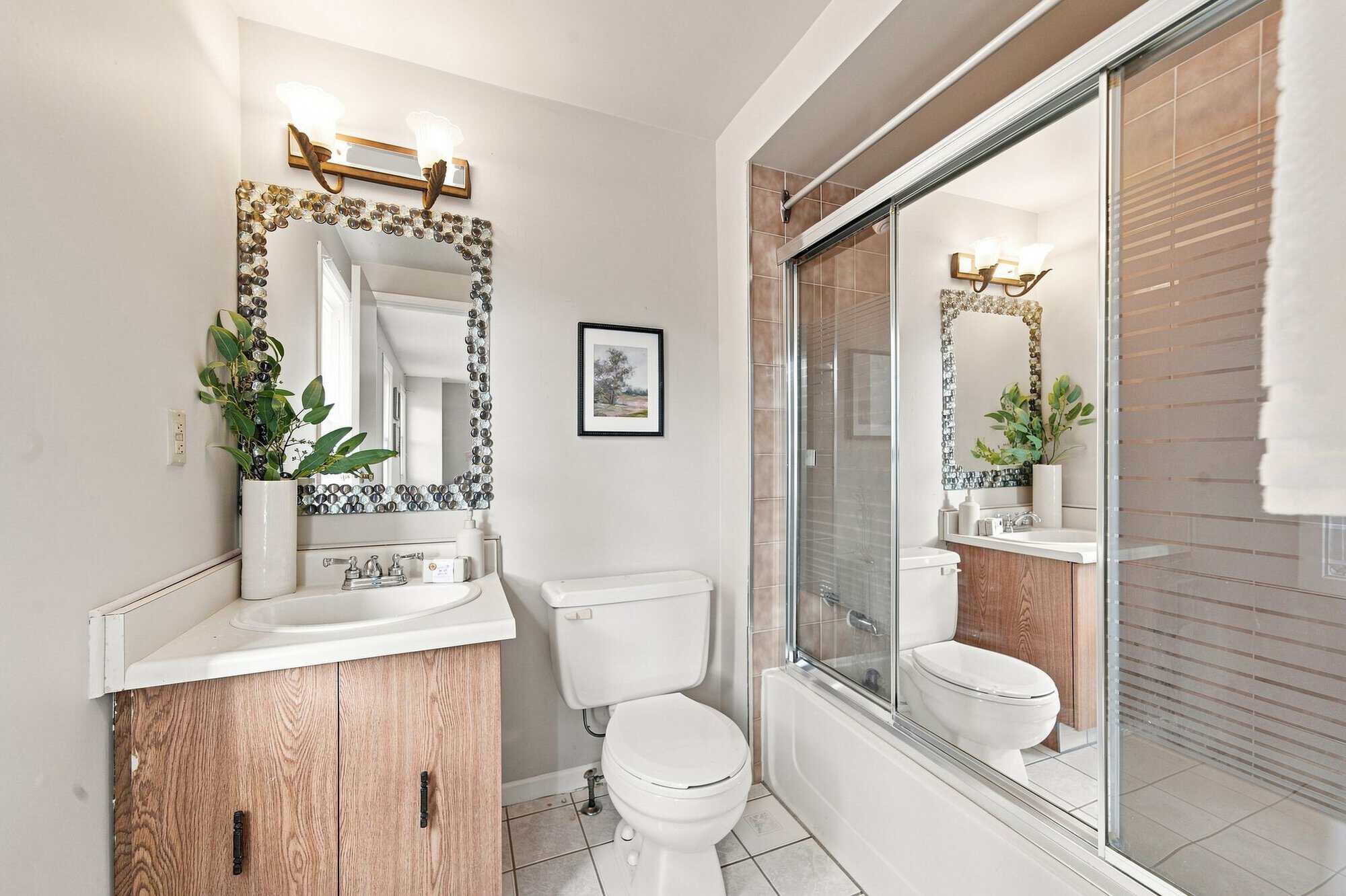 4-piece ensuite off the primary bedroom at 22 Kipling Cres, South Ajax, listed by Laura McBride, Ajax REALTOR®