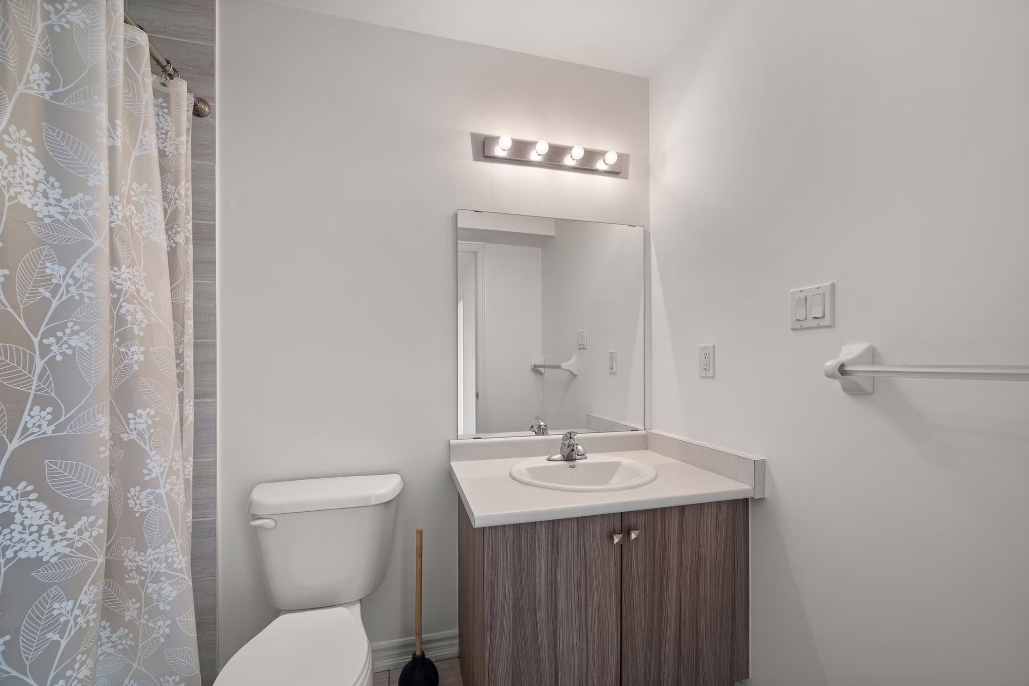 4-piece bathroom off the primary bedroom at 2598 William Jackson Dr, Pickering