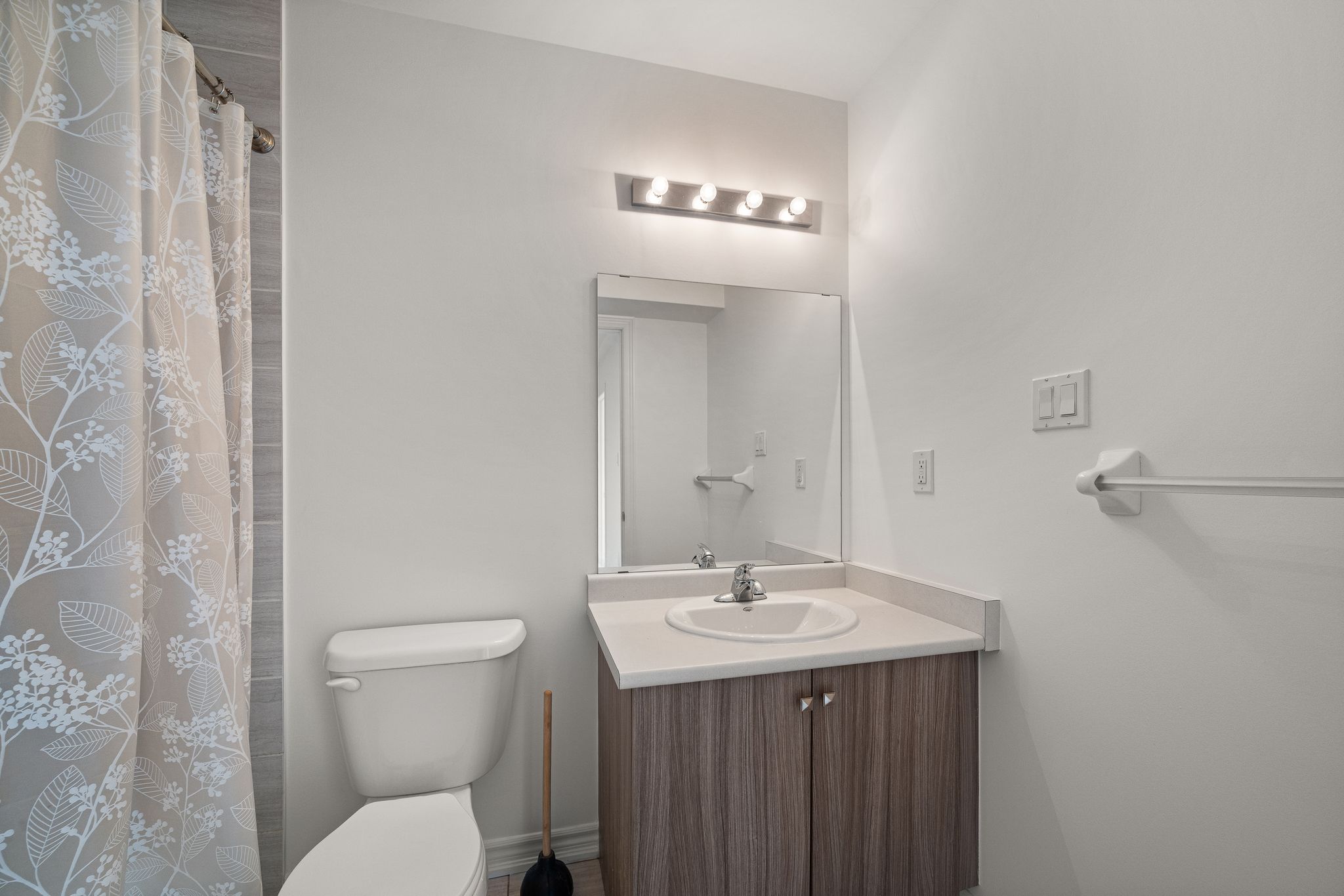 4-piece bathroom off the primary bedroom at 2598 William Jackson Dr, Pickering