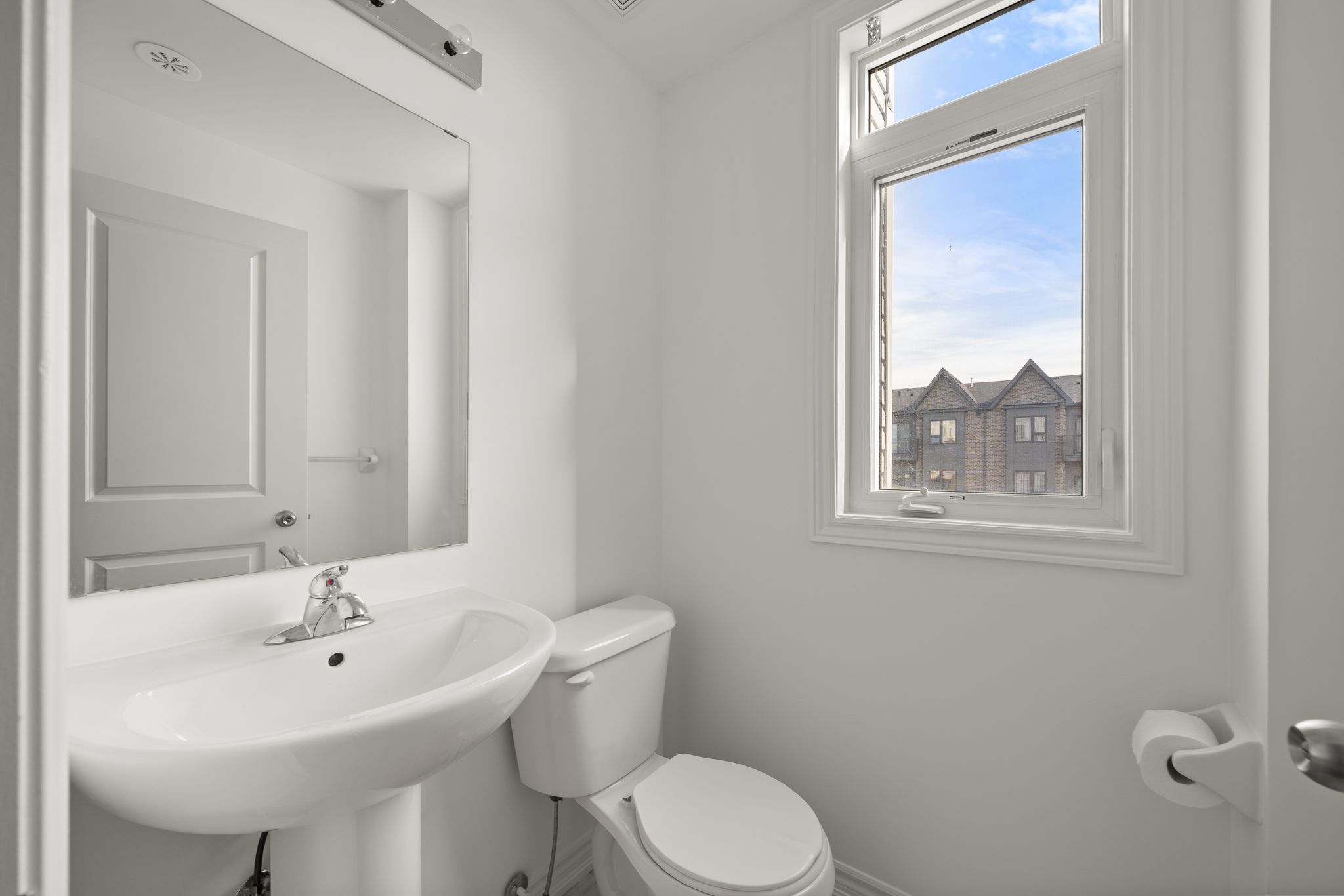 2-piece powder room on the main floor at 2598 William Jackson Dr, Pickering