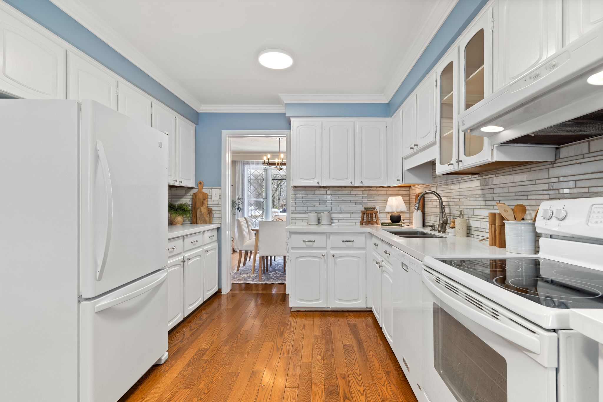 Kitchen at 38A Deep Dene Dr, Highland Creek Village, with white appliances and hardwood floors
