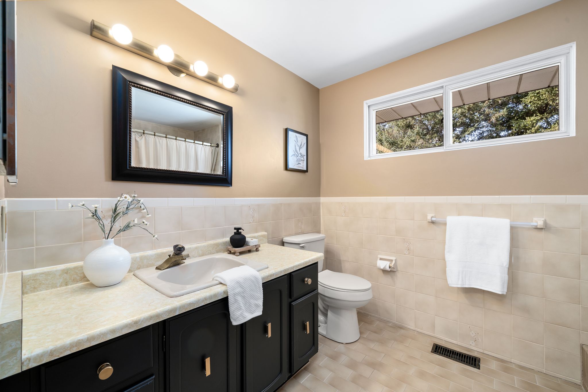 Main bathroom on the second floor at 38A Deep Dene Dr, Highland Creek Village