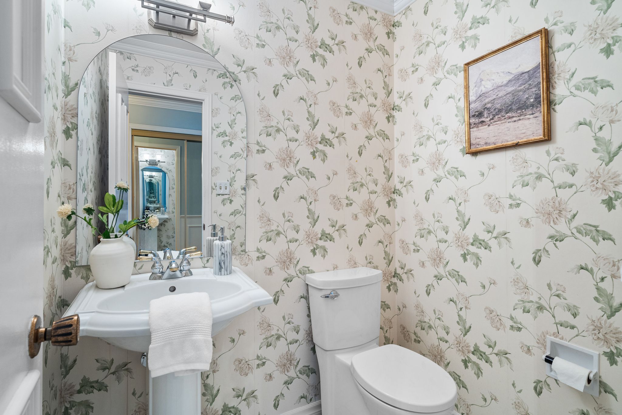Main floor powder room at 38A Deep Dene Dr, Highland Creek Village