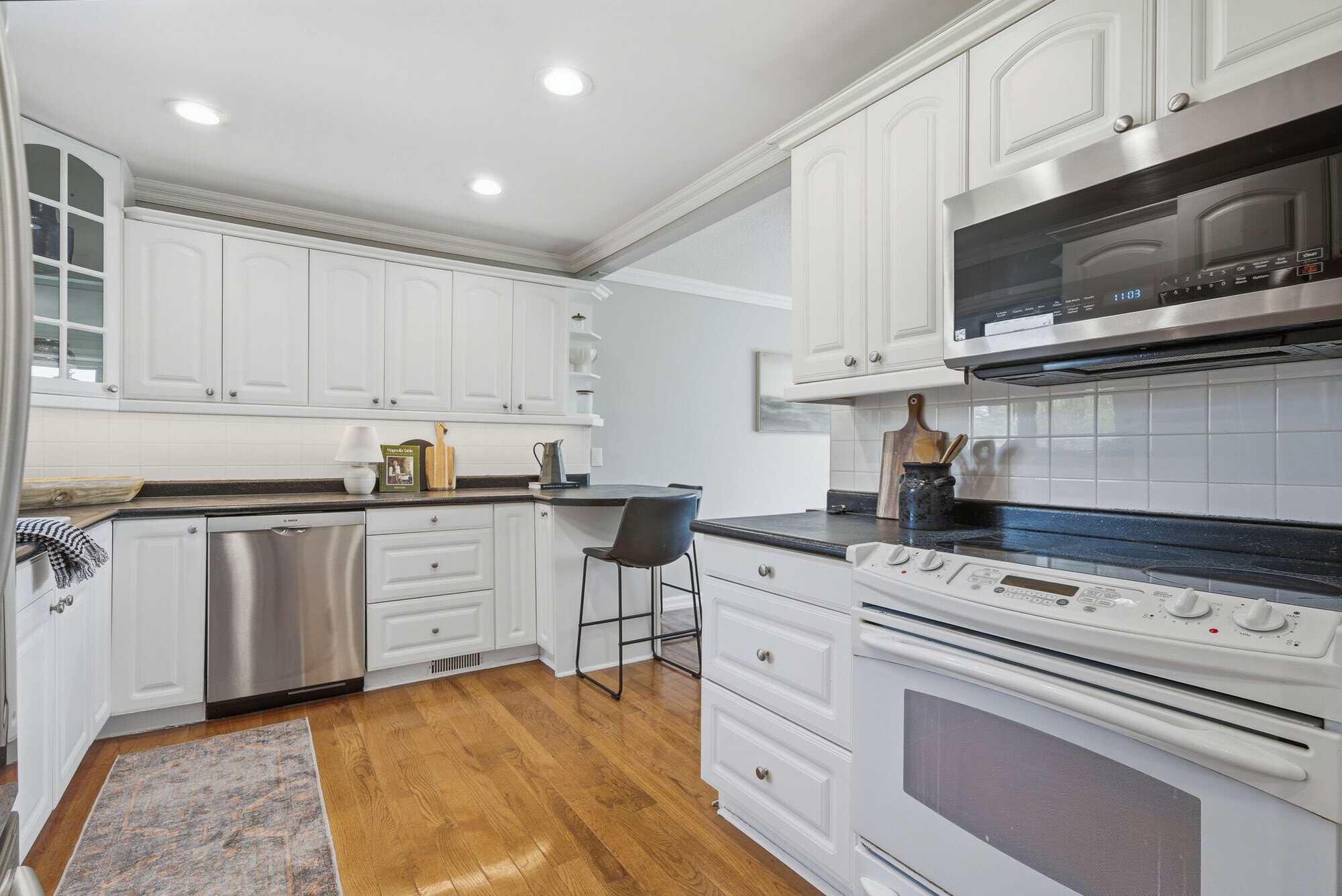 Kitchen stove and range hood at 39 Anstead Crescent, South Ajax