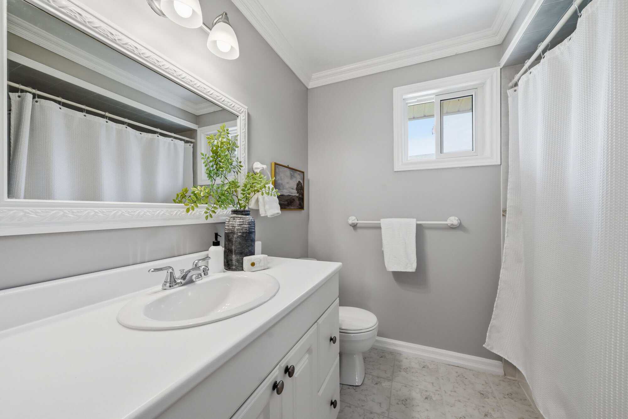 Main bathroom at 39 Anstead Crescent, South Ajax