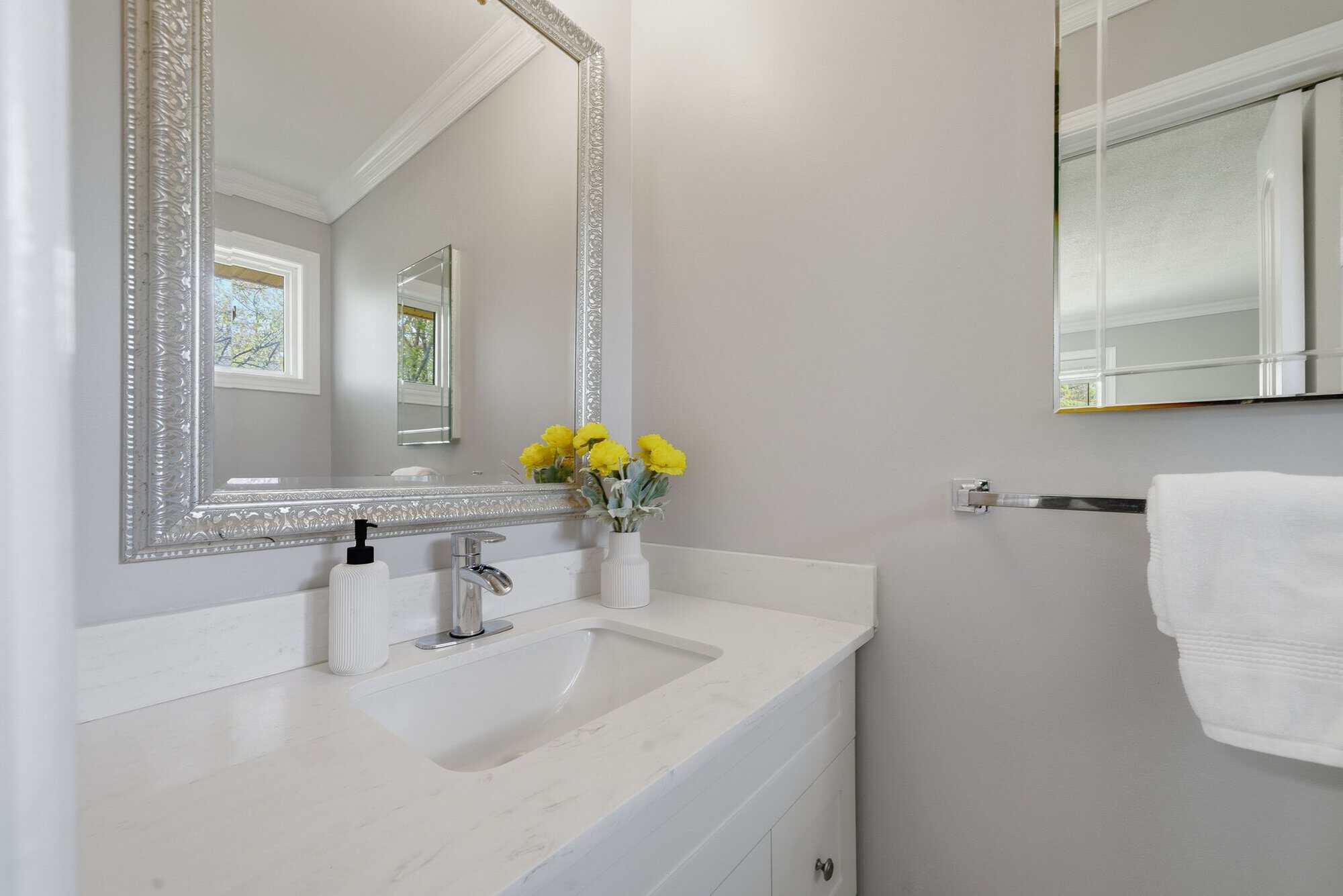 2-piece ensuite off the primary bedroom at 39 Anstead Crescent, South Ajax